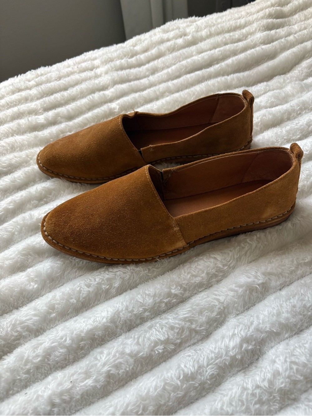 Frye Women’s 8.5B Cognac Suede Slip On Flats Leather Loafers Casual Shoes - Picture 3 of 9